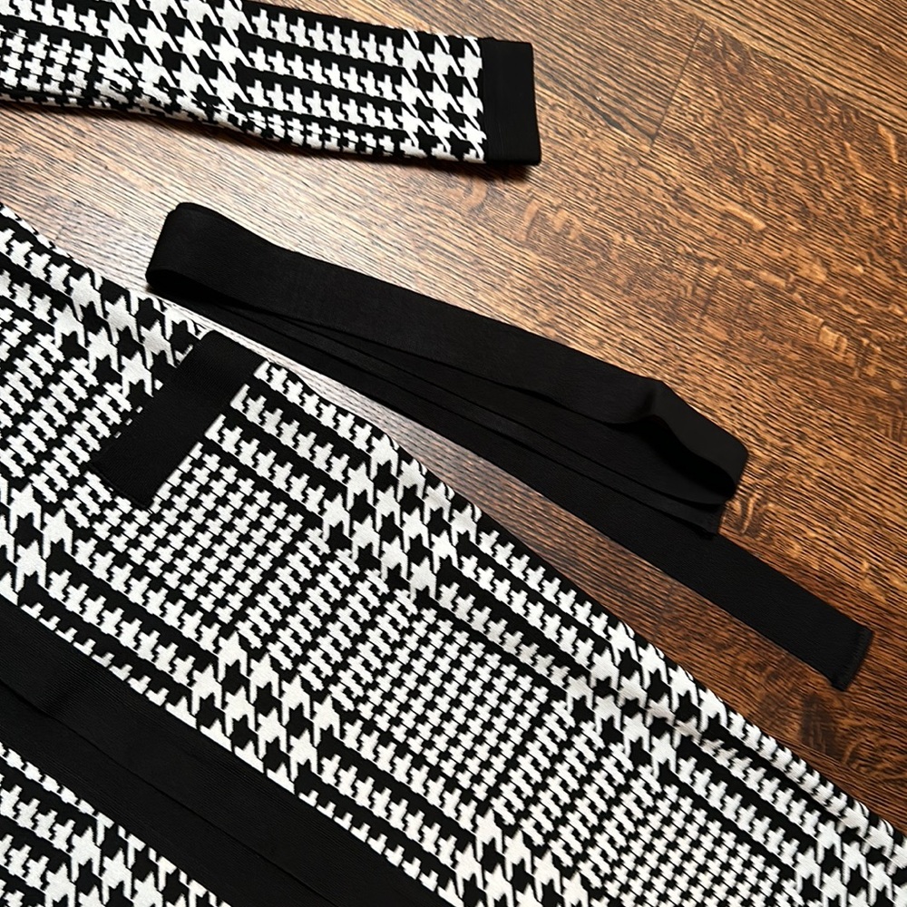 Black white hounds tooth duster with belt - Picture 3 of 3